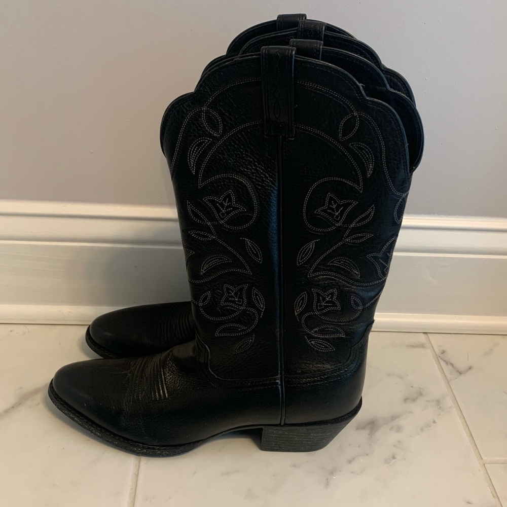 Ariat women’s black leather cowboy boots. Women’s Size 8.5.